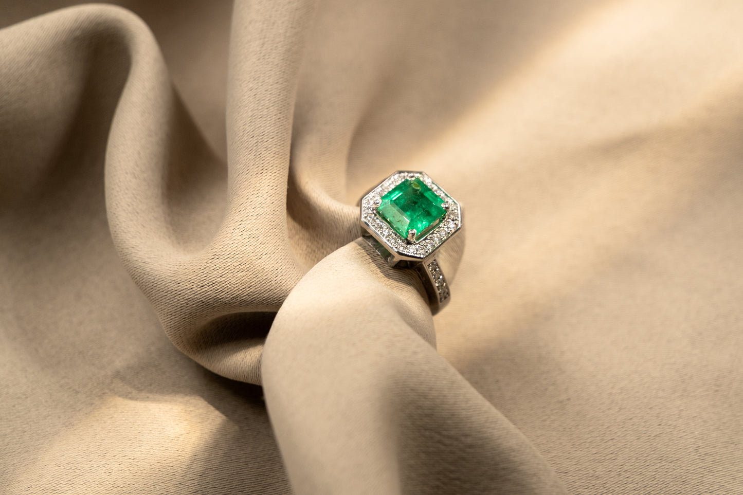 Anillo Esmeralda Recntagular y Halo Maximo