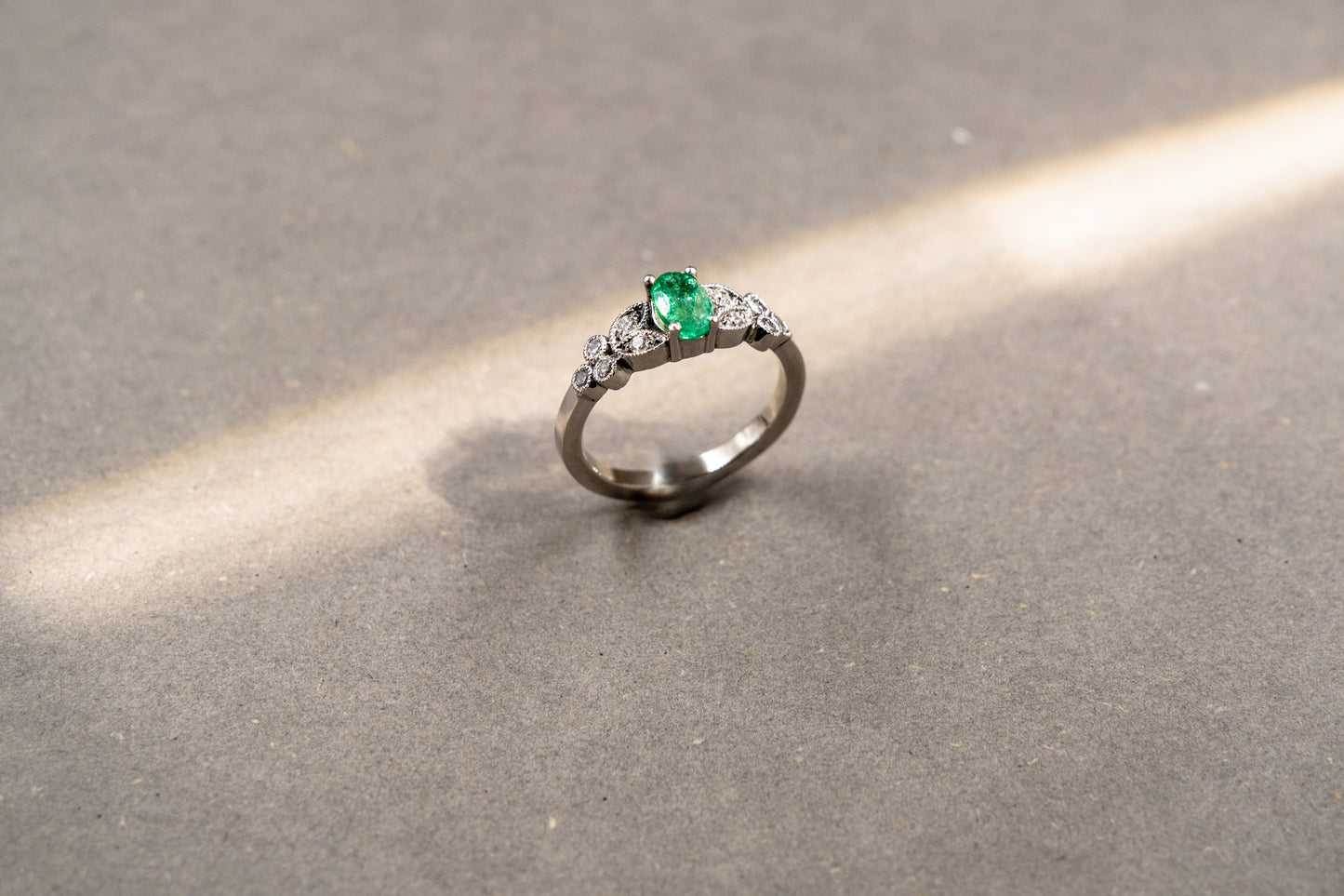Anillo Esmeralda y Petalos