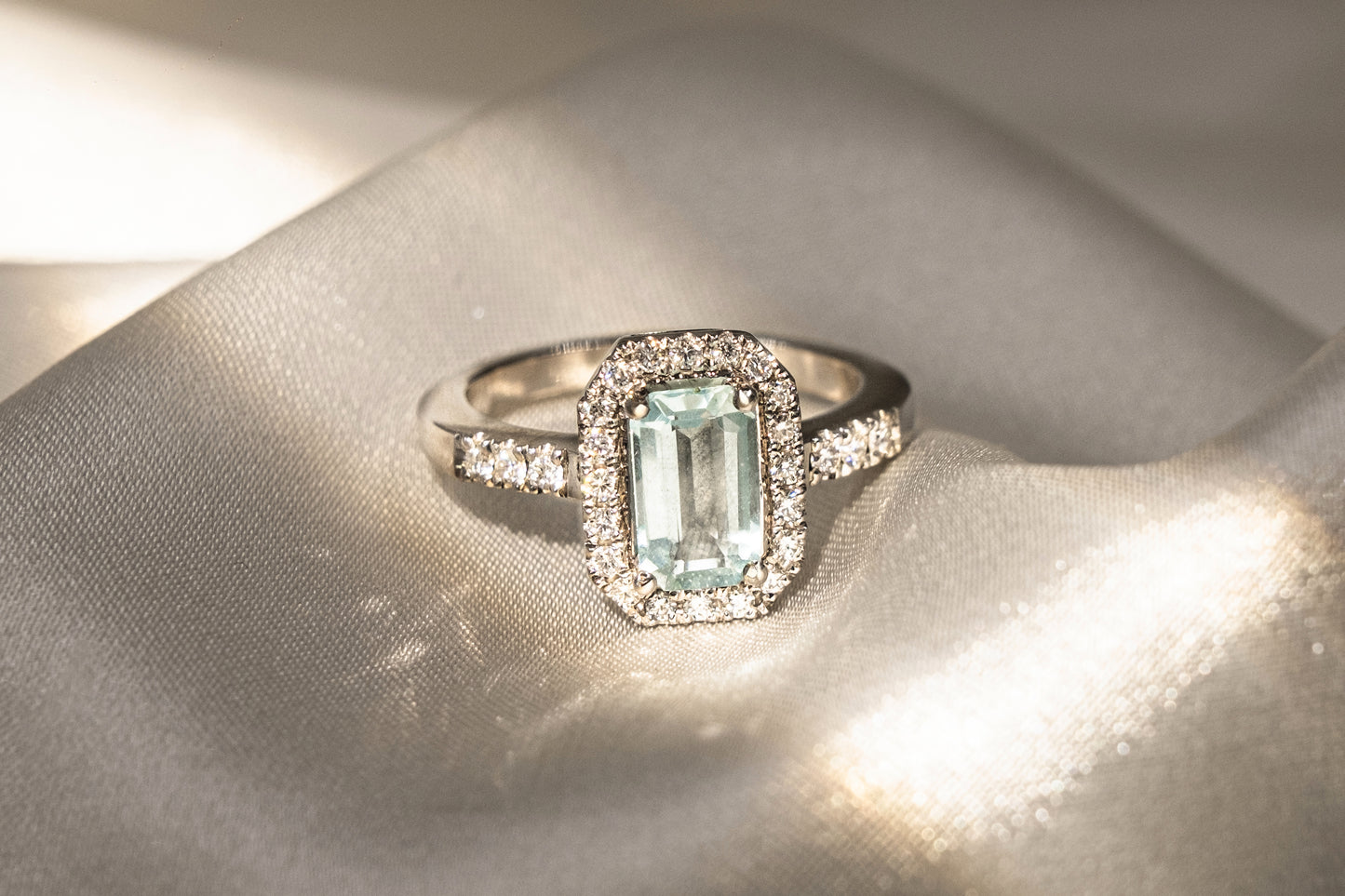 Anillo Aguamarina y Halo Diamantes