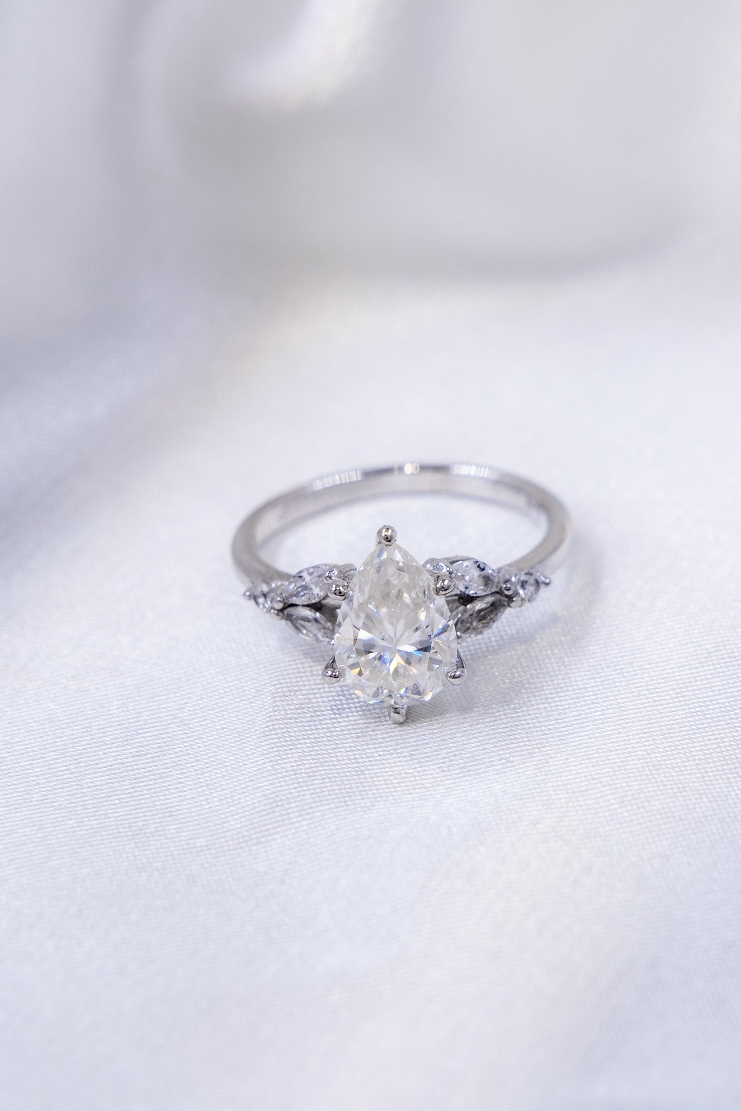 Anillo Diamante Pera y Brillo Marquise