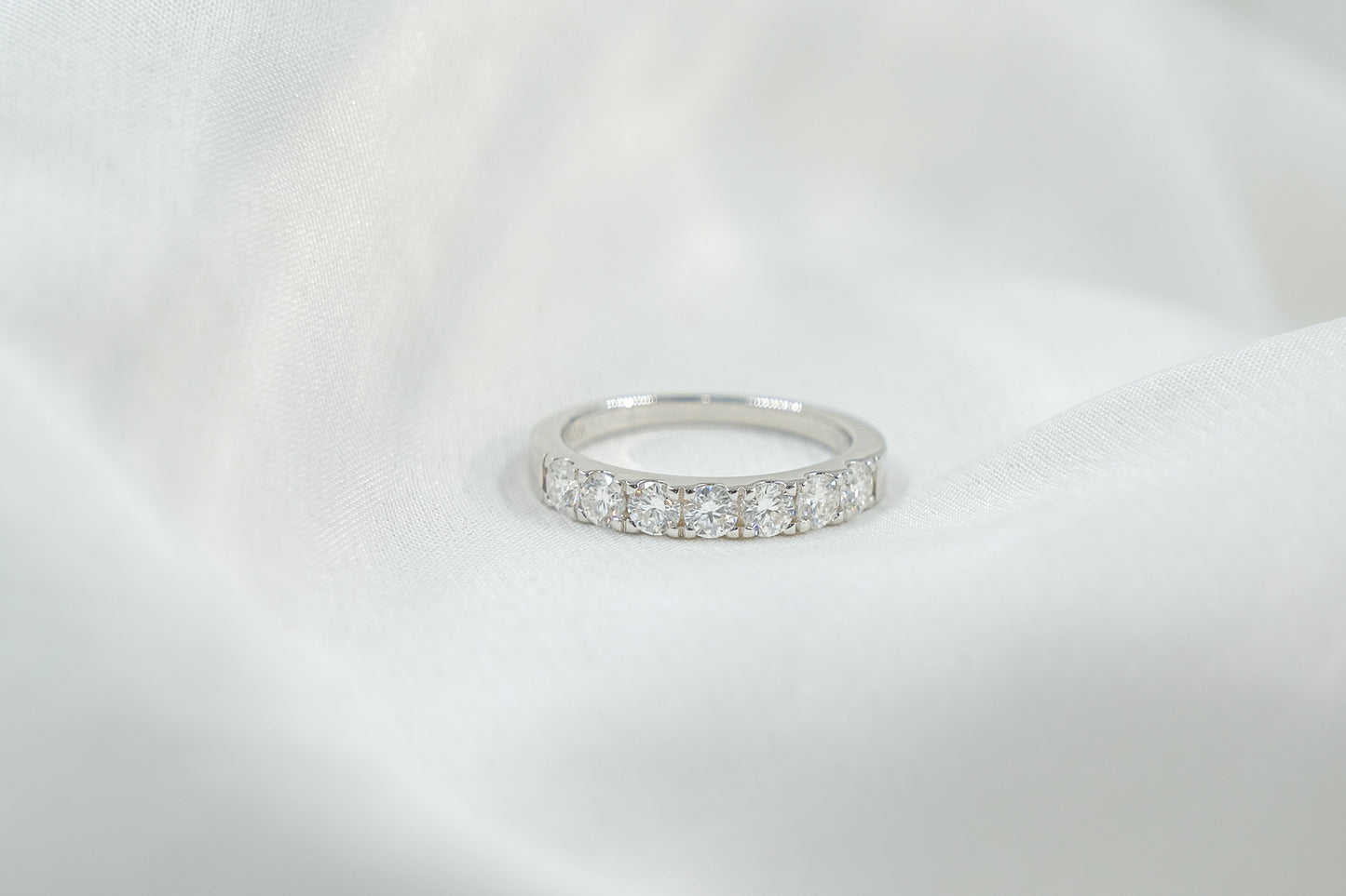 Anillo Medio Cintillo Clásico Moissanitas