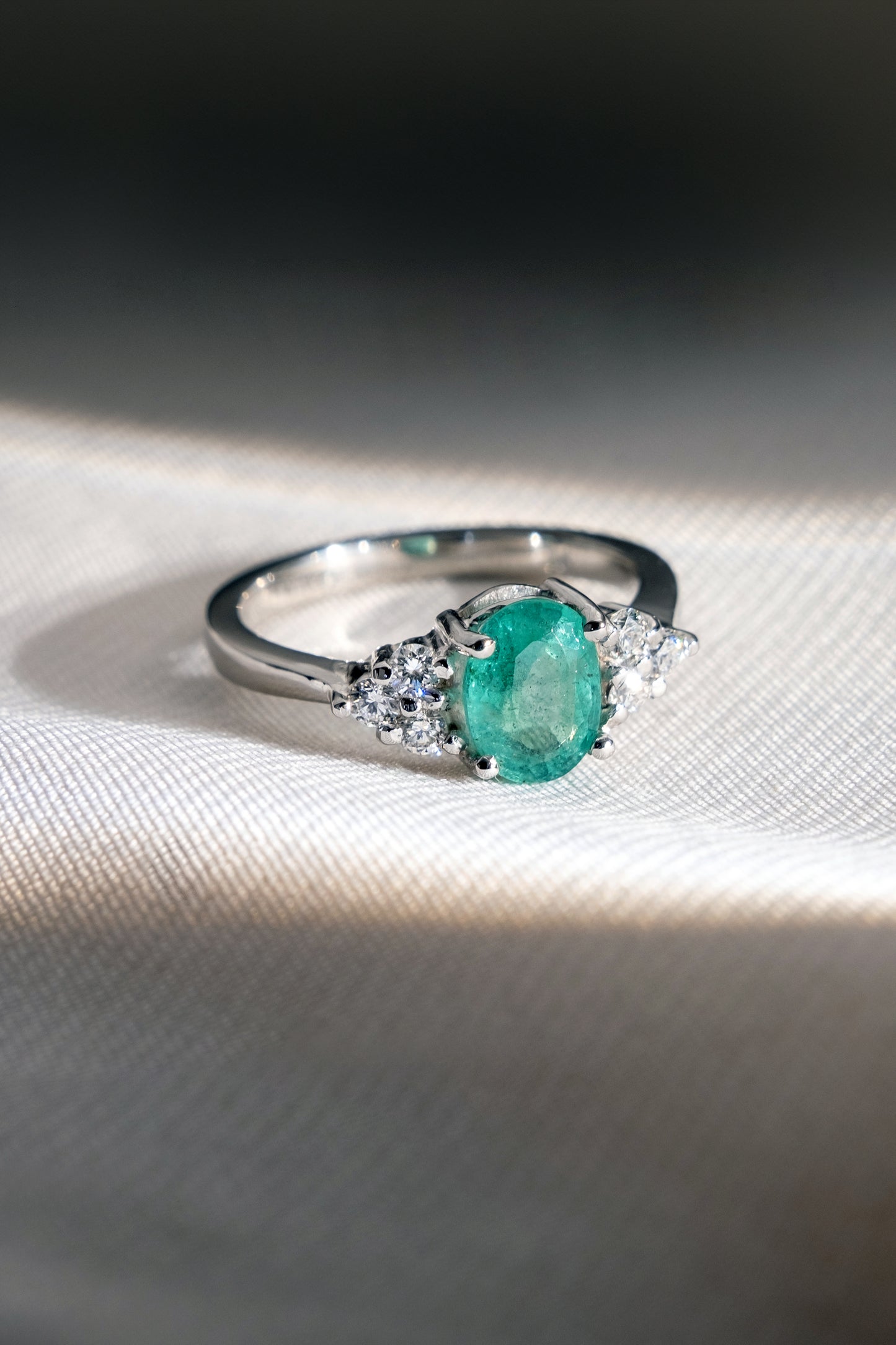 Anillo Esmeralda y Brillo Floral