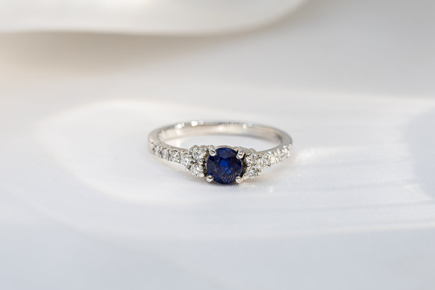 Anillo Arreglo Floral Zafiro Diamantes
