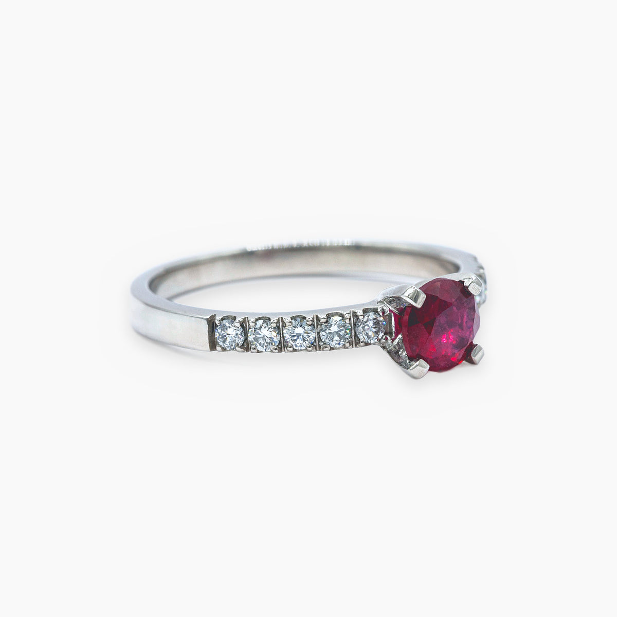 Anillo Rubí Celebrado en Diamantes - vista lateral