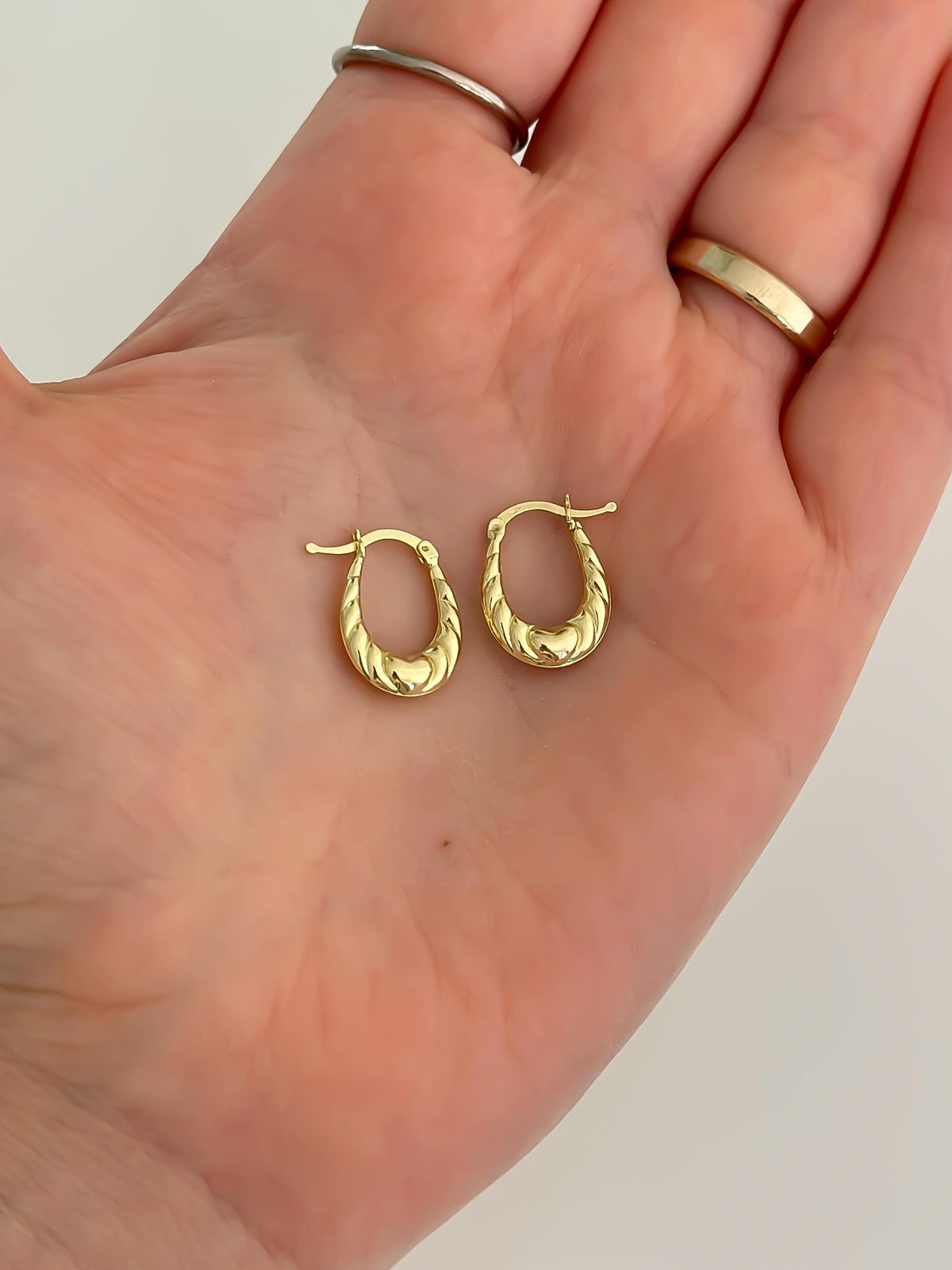 Aretes Mini Argolla Corazones · Oro 14k