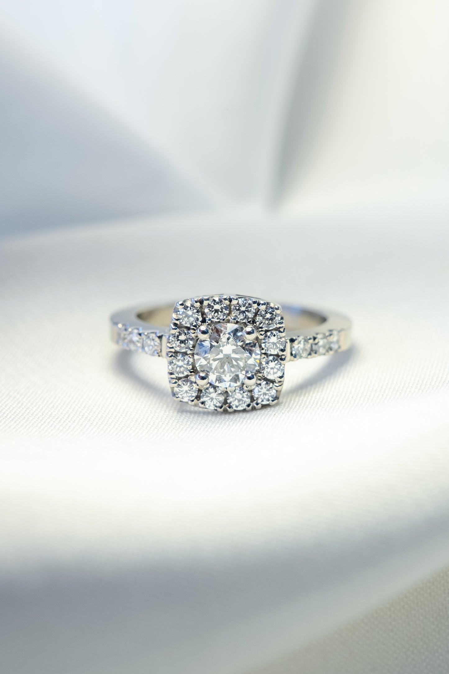 Anillo Halo Cojin