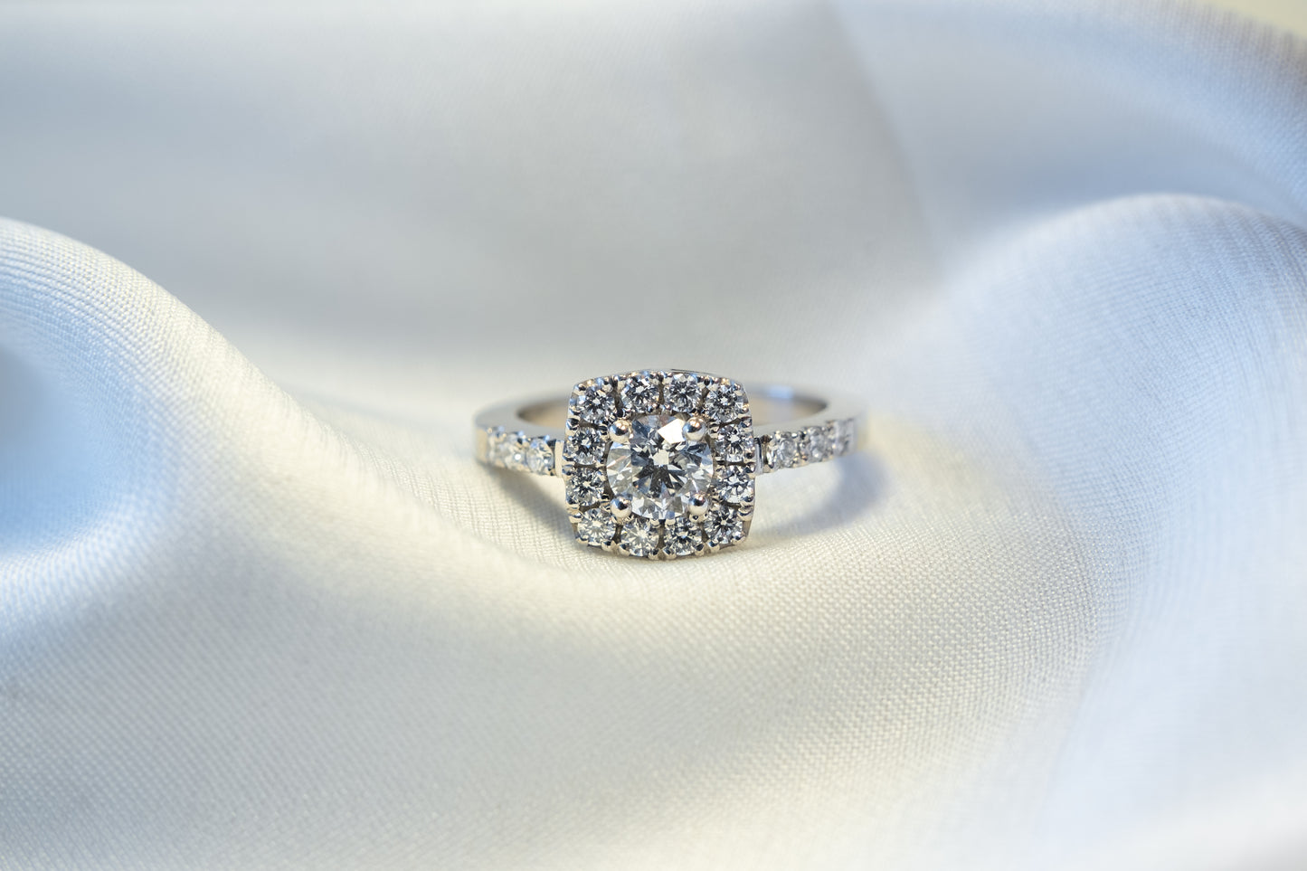 Anillo Halo Cojin