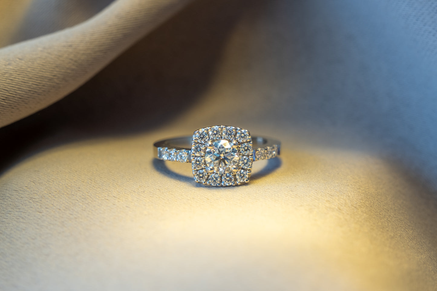 Anillo Halo Cojin