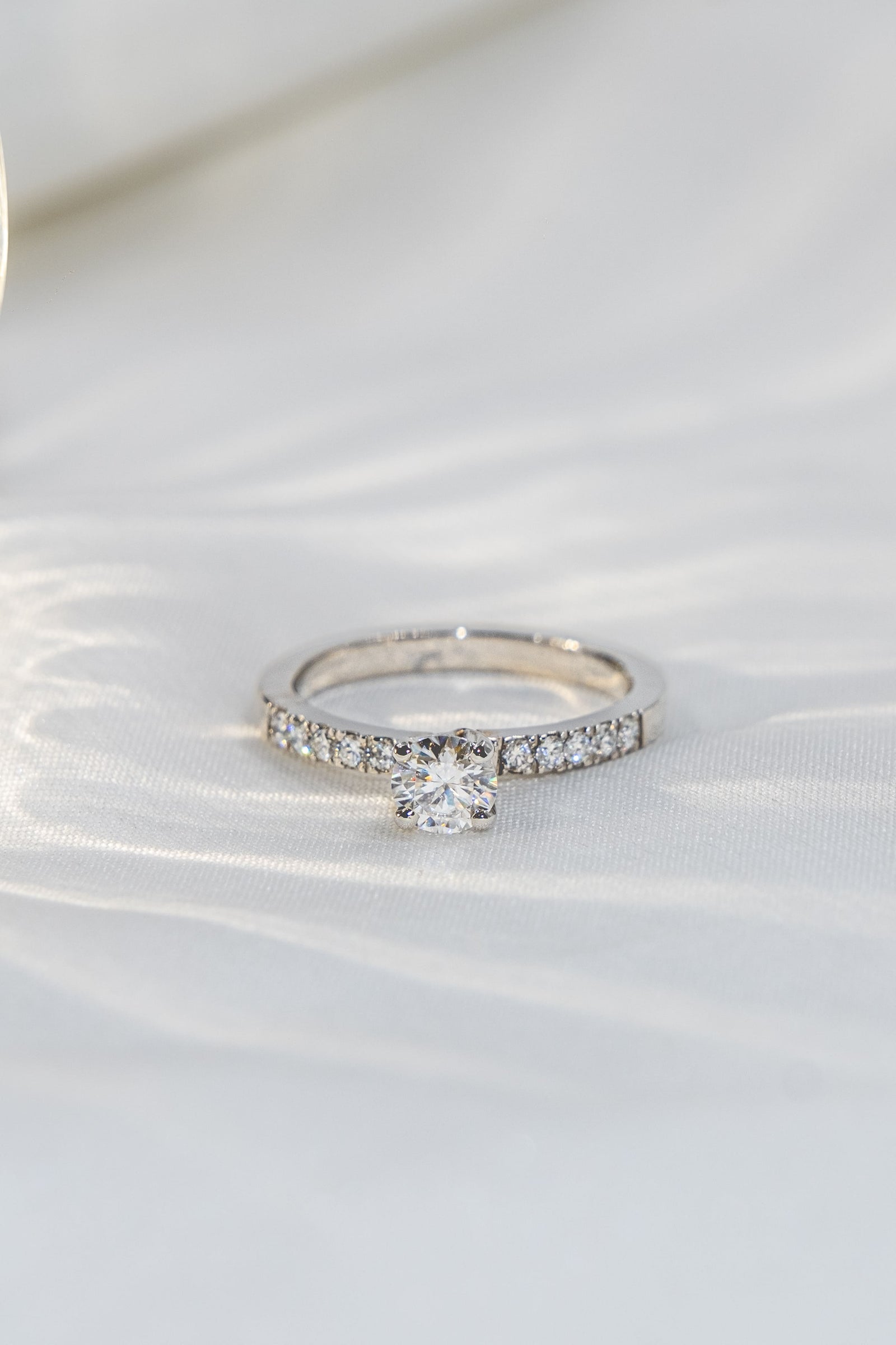 Solitario Diamante y Brillo Pave Lab