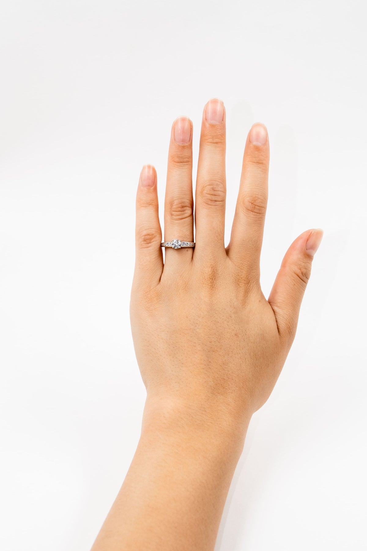 Solitario y brillo entre paredes