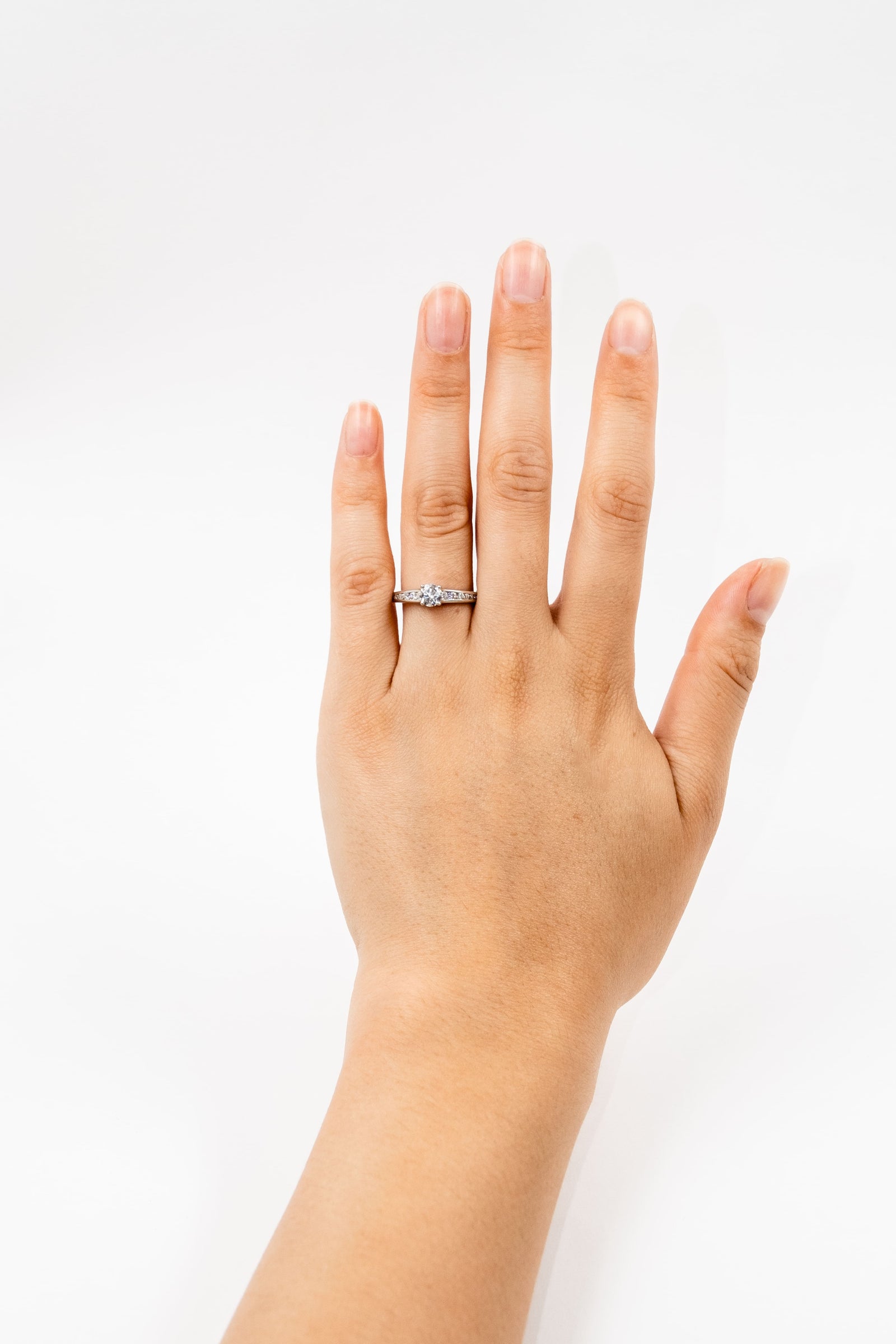 Solitario y brillo entre paredes