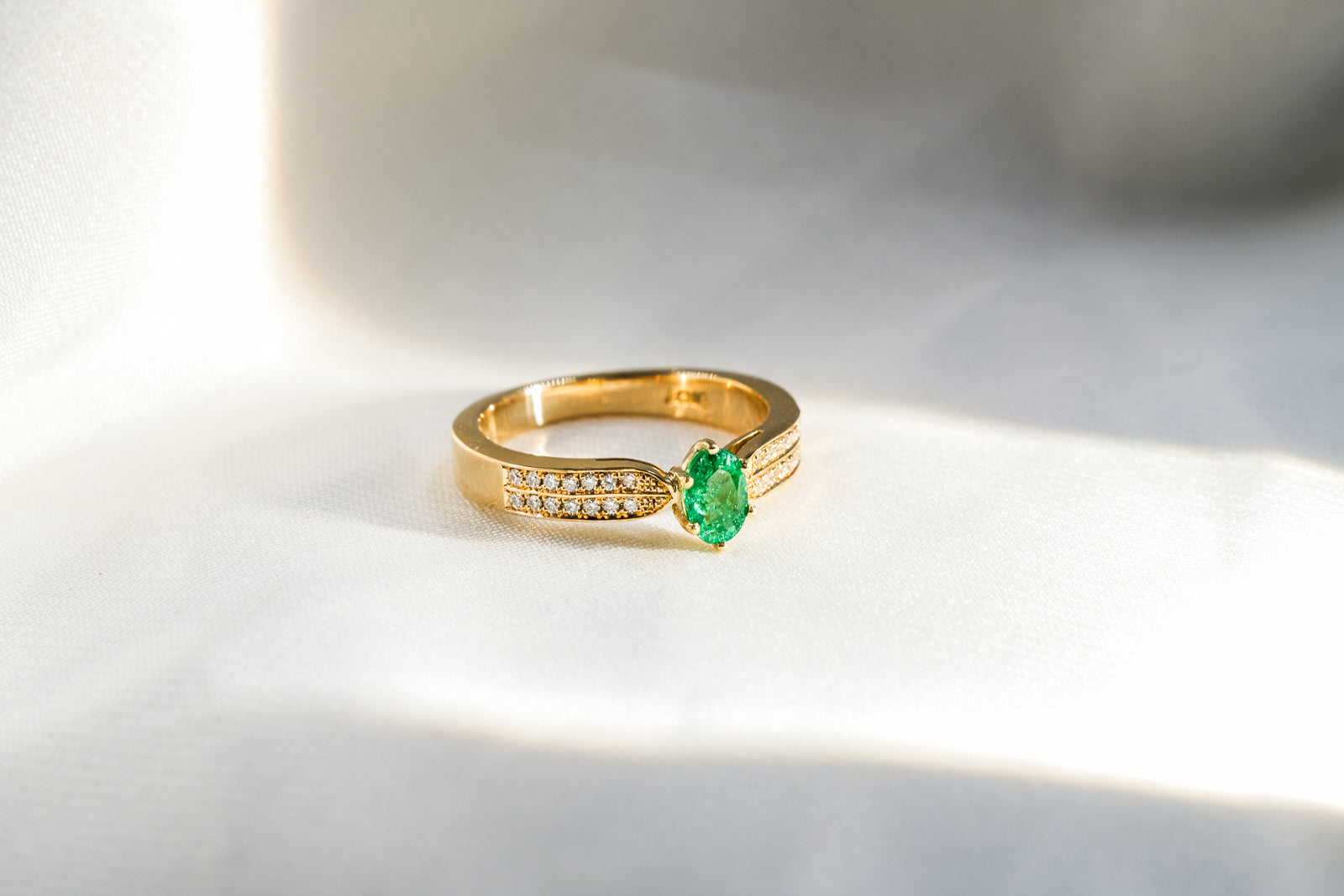 Anillo Esmeralda y Doble Brillo Diamante