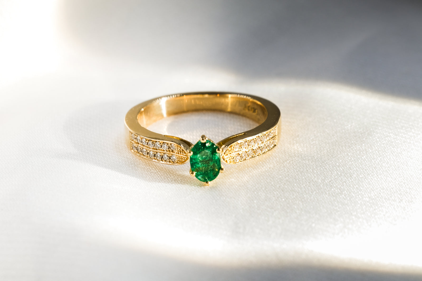 Anillo Esmeralda y Doble Brillo Diamante