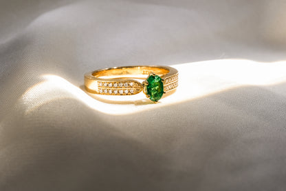 Anillo Esmeralda y Doble Brillo Diamante