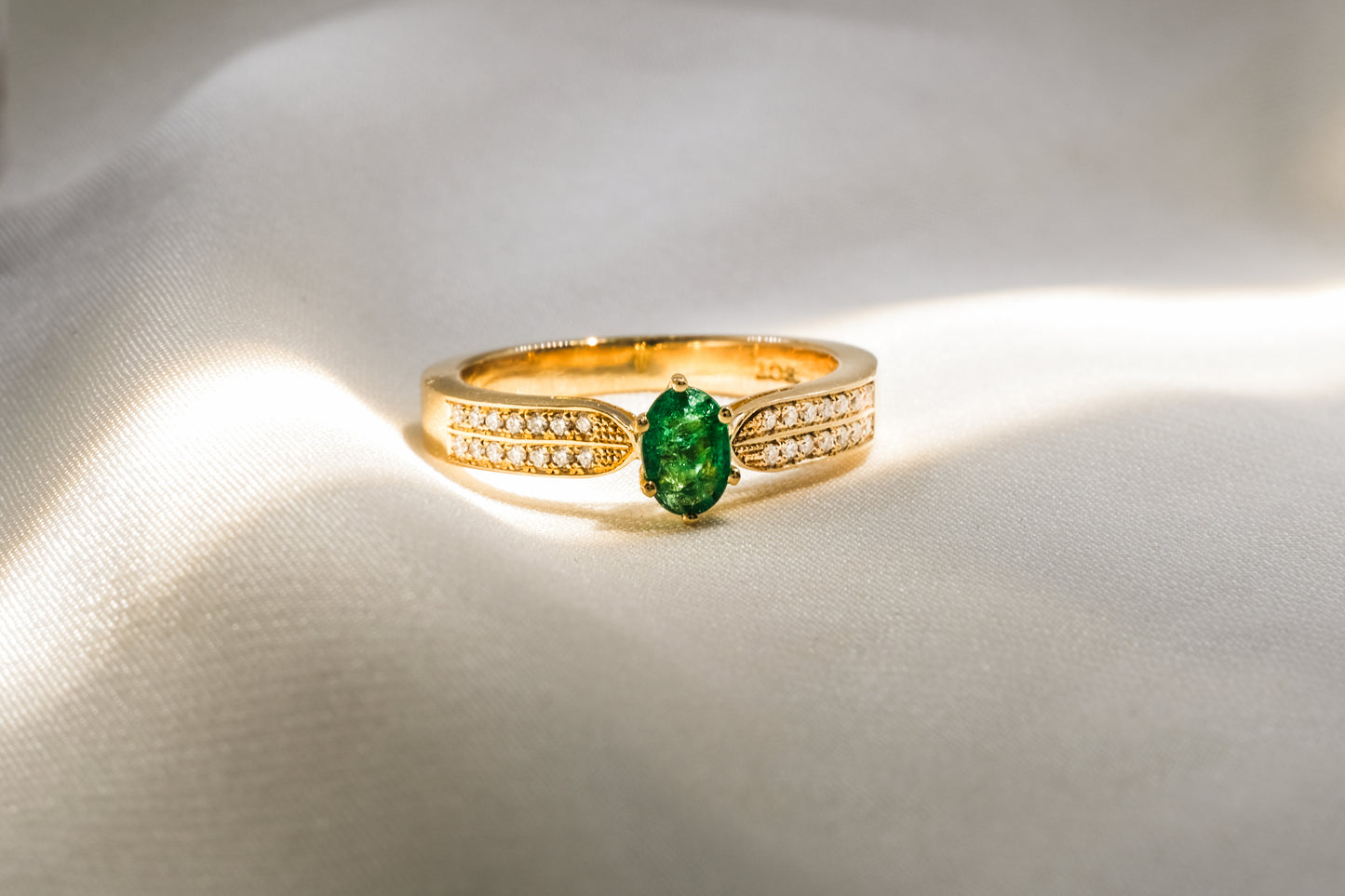 Anillo Esmeralda y Doble Brillo Diamante