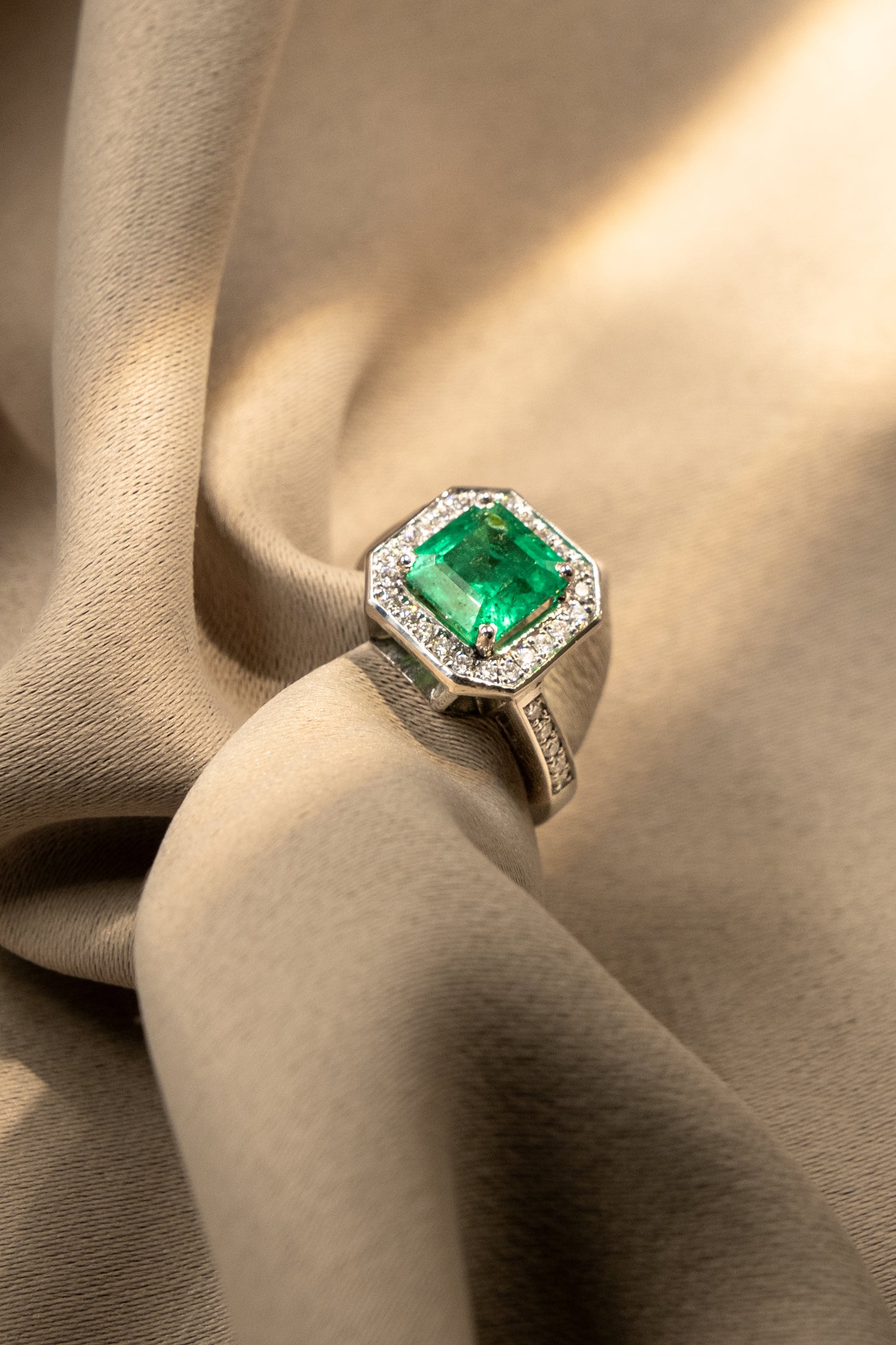 Anillo Esmeralda Recntagular y Halo Maximo