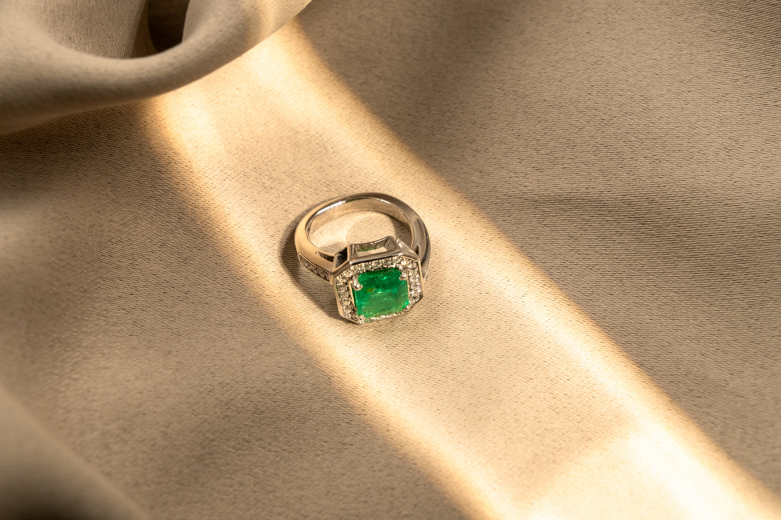 Anillo Esmeralda Recntagular y Halo Maximo