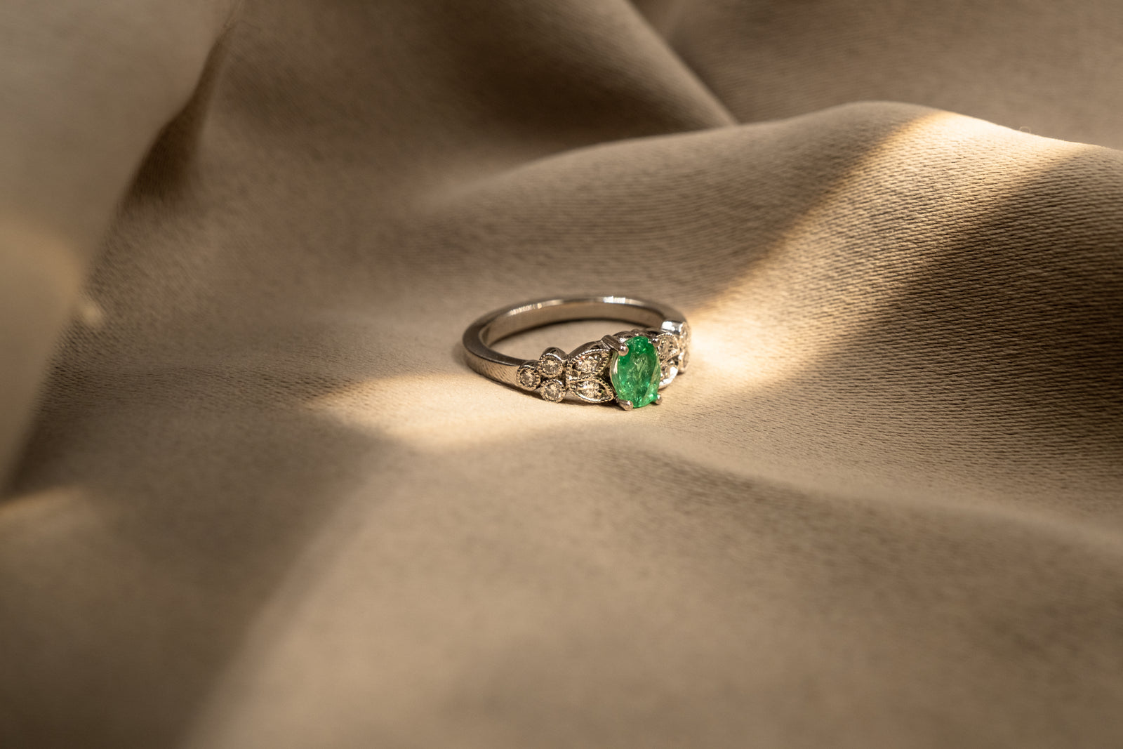 Anillo Esmeralda y Petalos