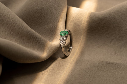 Anillo Esmeralda y Petalos