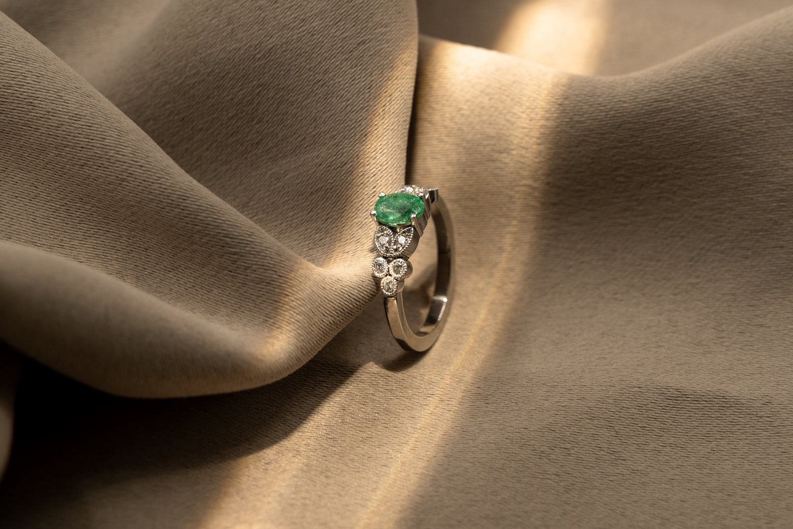 Anillo Esmeralda y Petalos