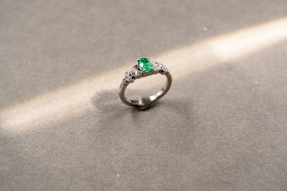 Anillo Esmeralda y Petalos