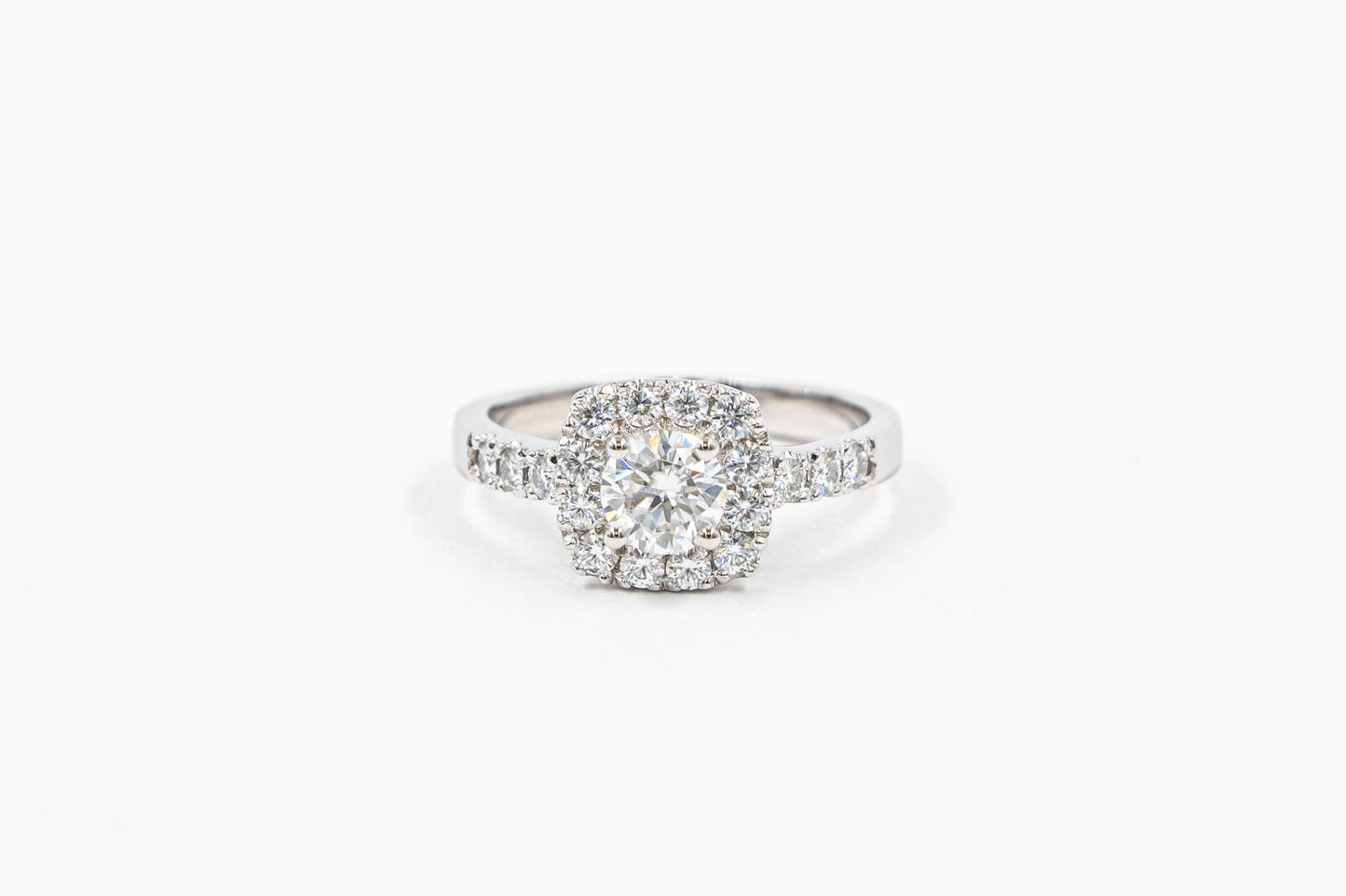 Anillo Halo Máximo Moissanitas