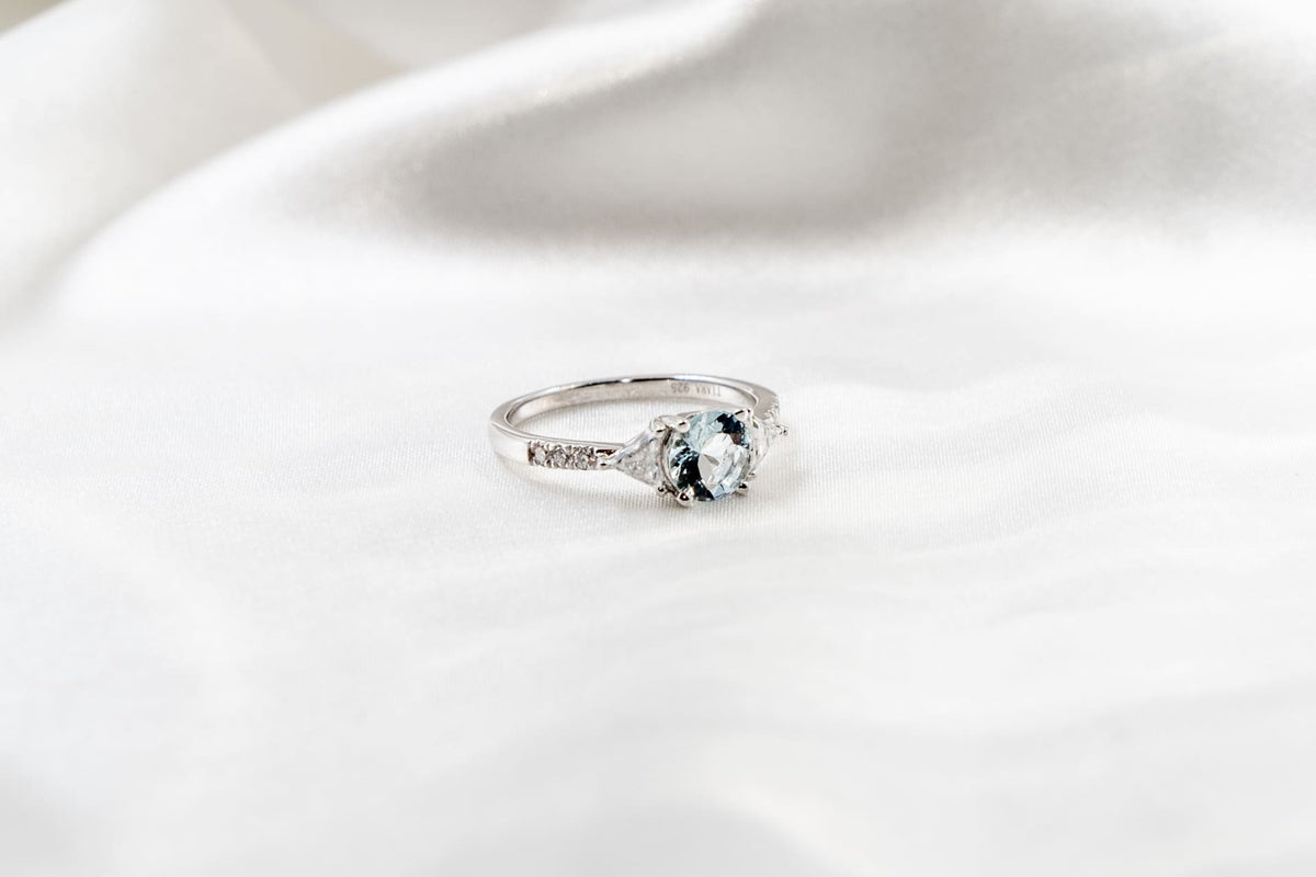 Anillo Aguamarina y Moissanitas Trillion