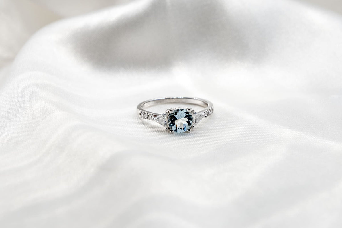 Anillo Aguamarina y Moissanitas Trillion