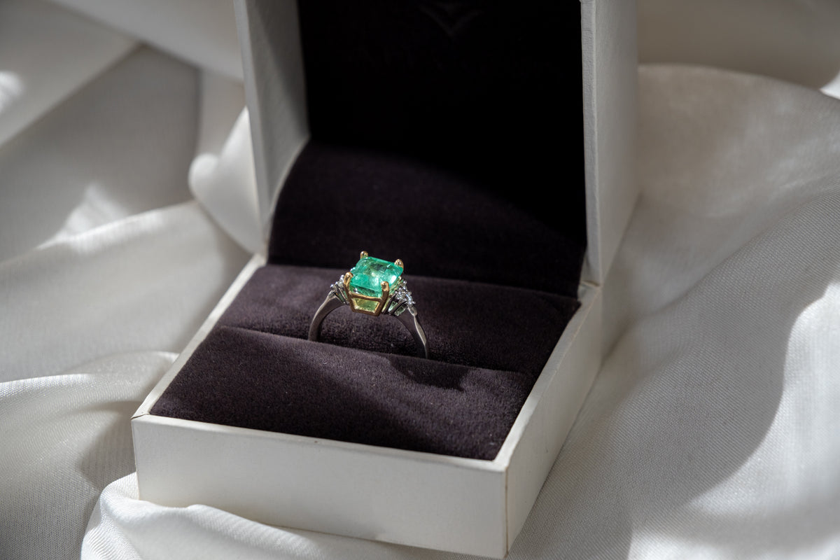 Anillo Bicolor Esmeralda Colombiana y Brillo Diamantes