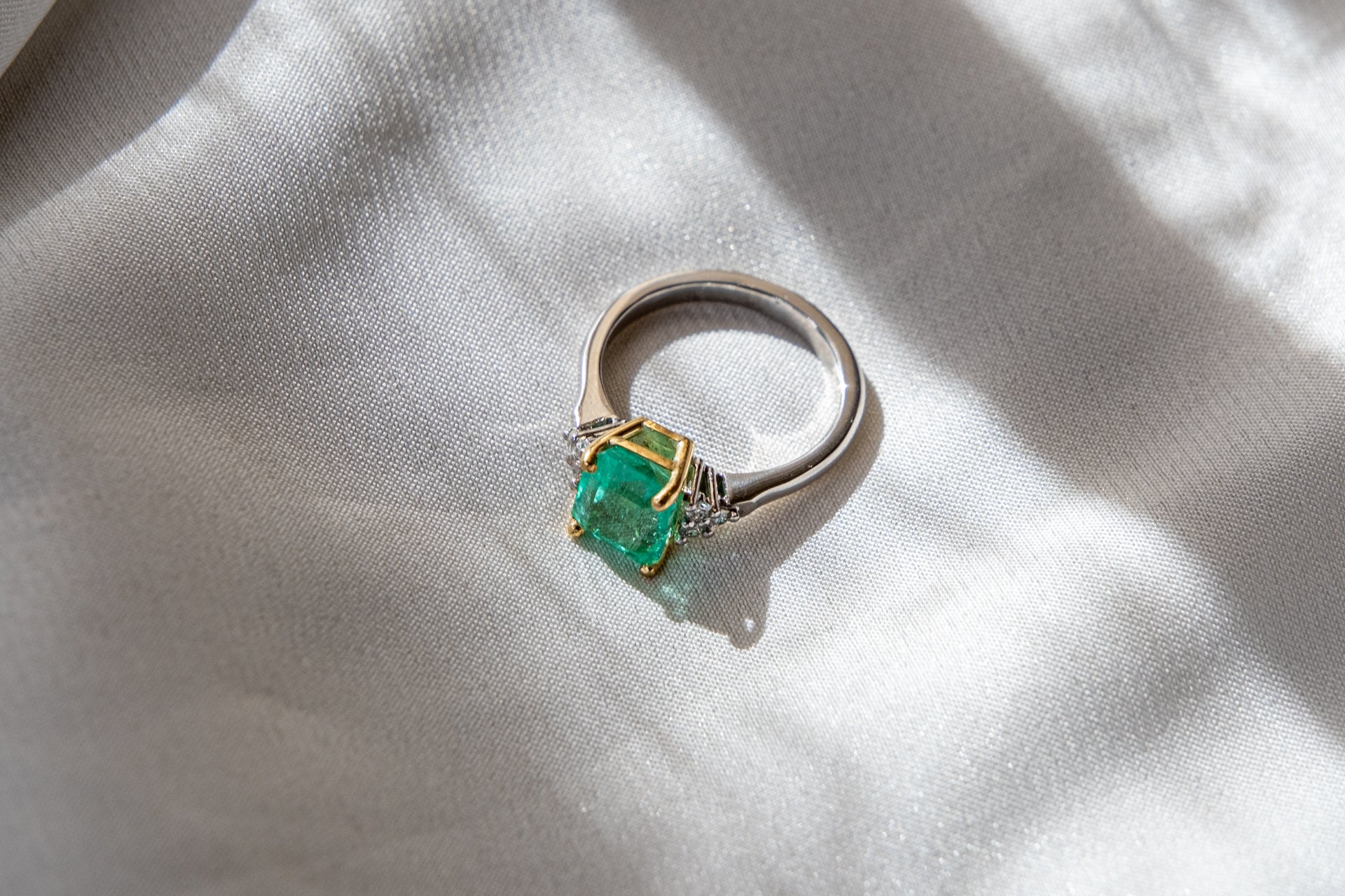 Anillo Bicolor Esmeralda Colombiana y Brillo Diamantes Tienda