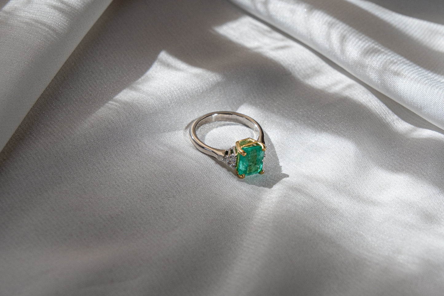 Anillo Bicolor Esmeralda Colombiana y Brillo Diamantes