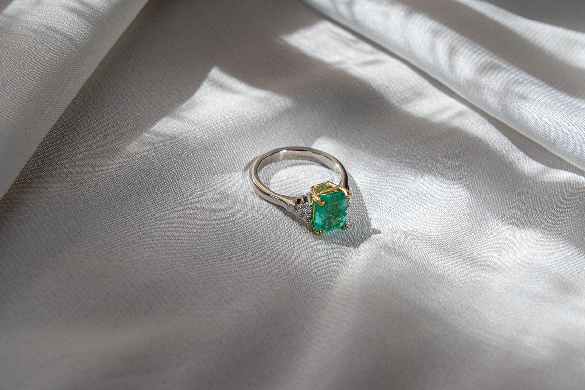 Anillo Bicolor Esmeralda Colombiana y Brillo Diamantes