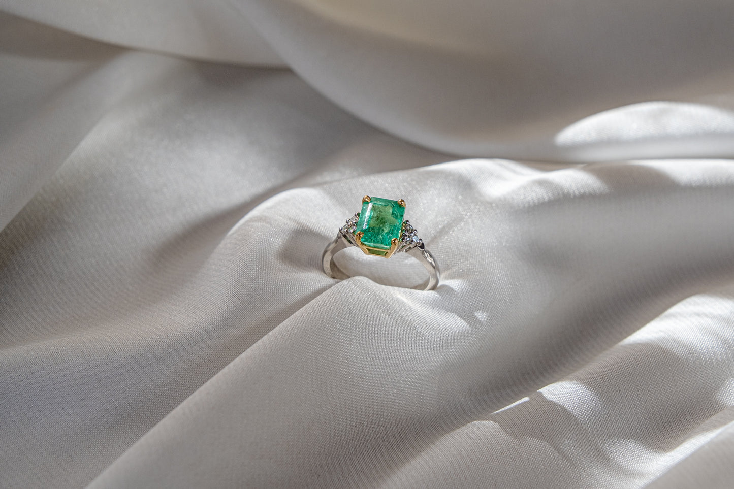 Anillo Bicolor Esmeralda Colombiana y Brillo Diamantes