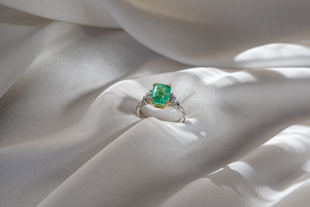 Anillo Bicolor Esmeralda Colombiana y Brillo Diamantes