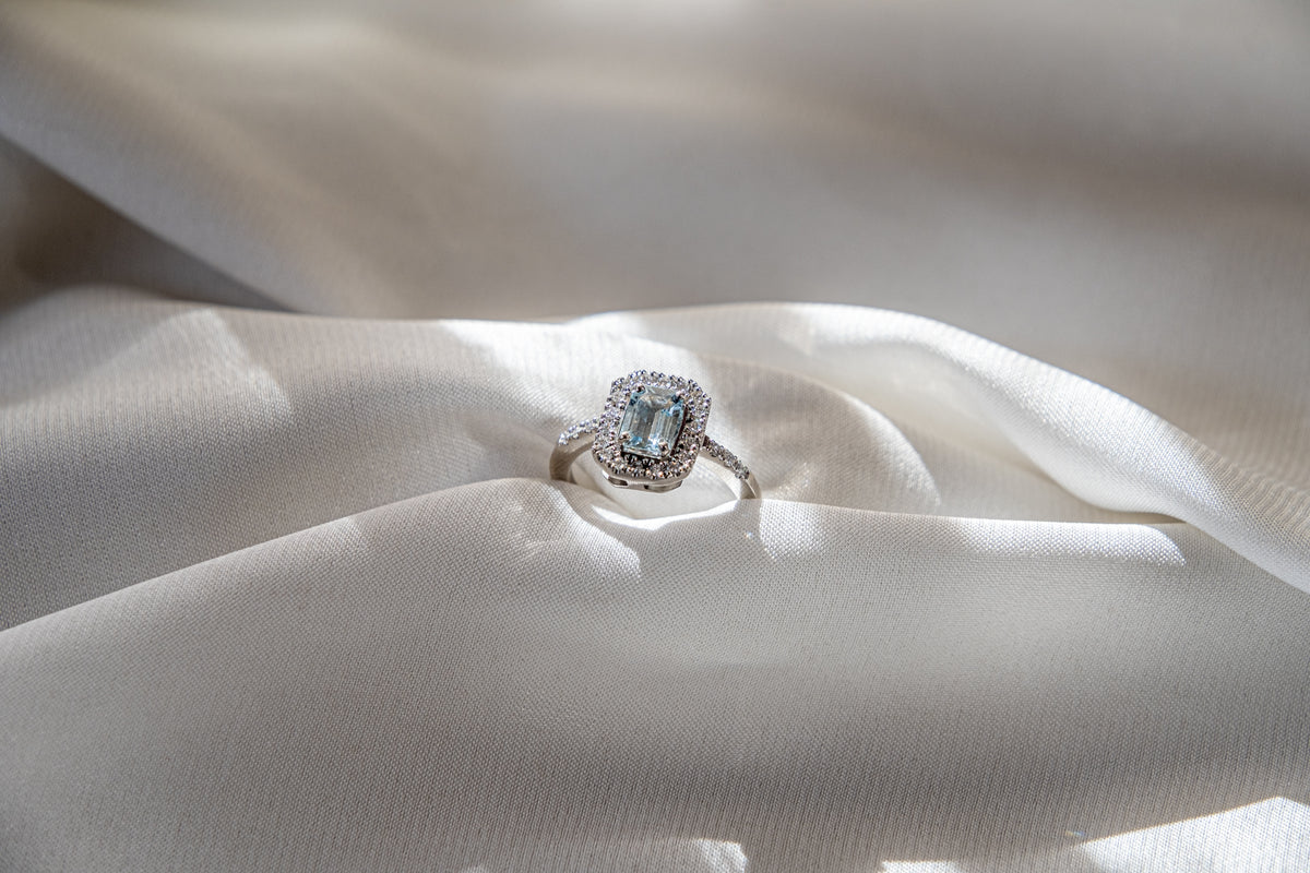 Anillo Aguamarina y Halo Diamantes