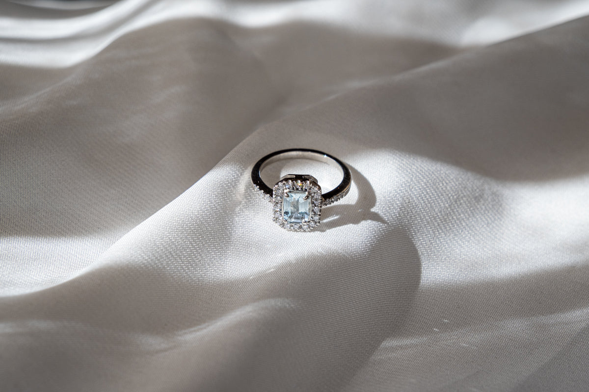 Anillo Aguamarina y Halo Diamantes