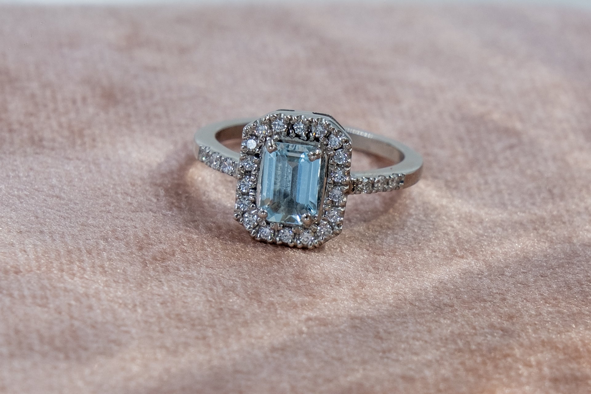 Anillo Aguamarina y Halo Diamantes