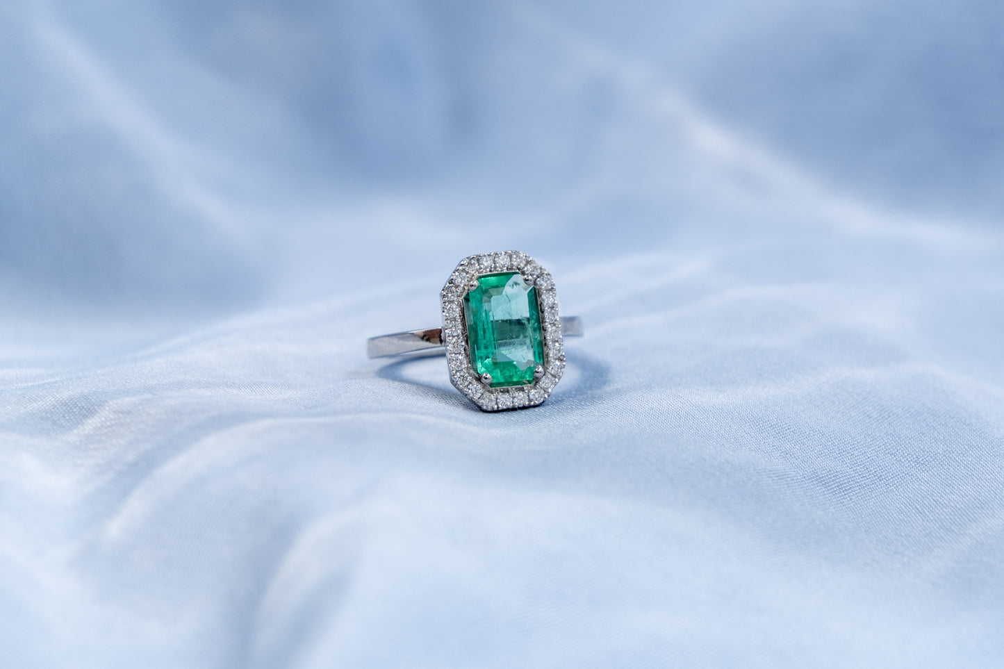 Anillo Halo Esmeralda Diamantes