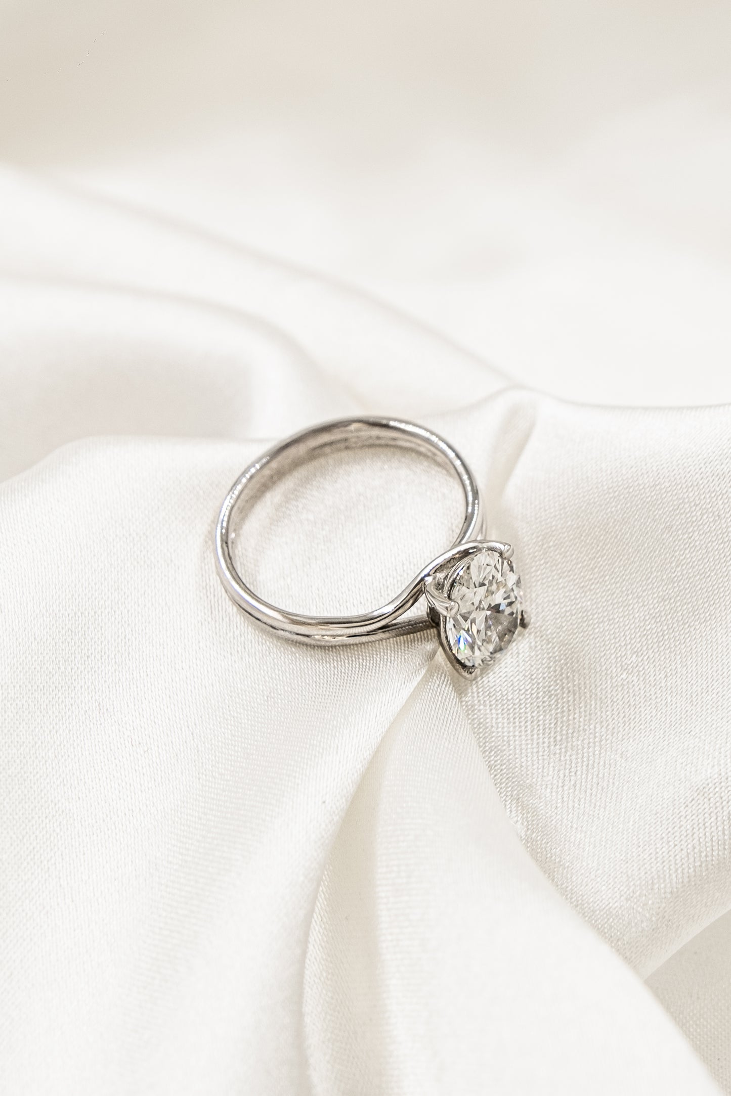 Anillo Diamante Oval y Argolla Convergente