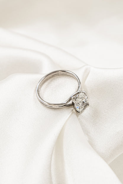 Anillo Diamante Oval y Argolla Convergente
