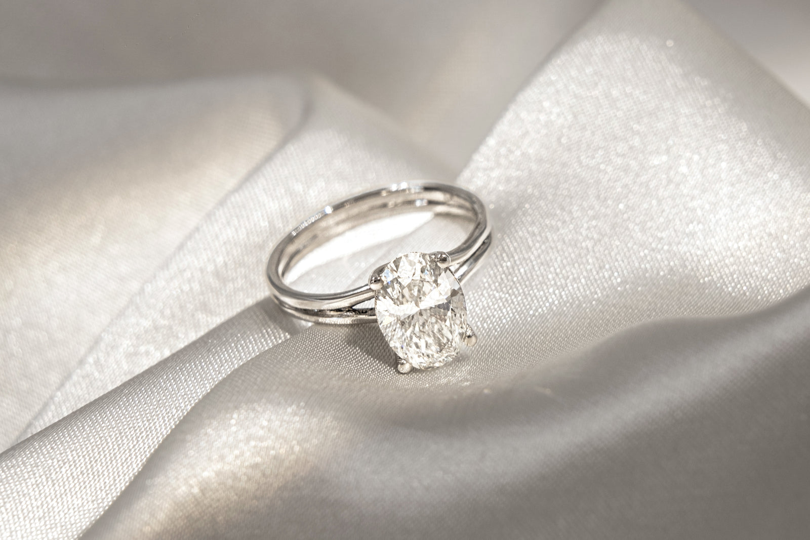 Anillo Diamante Oval y Argolla Convergente