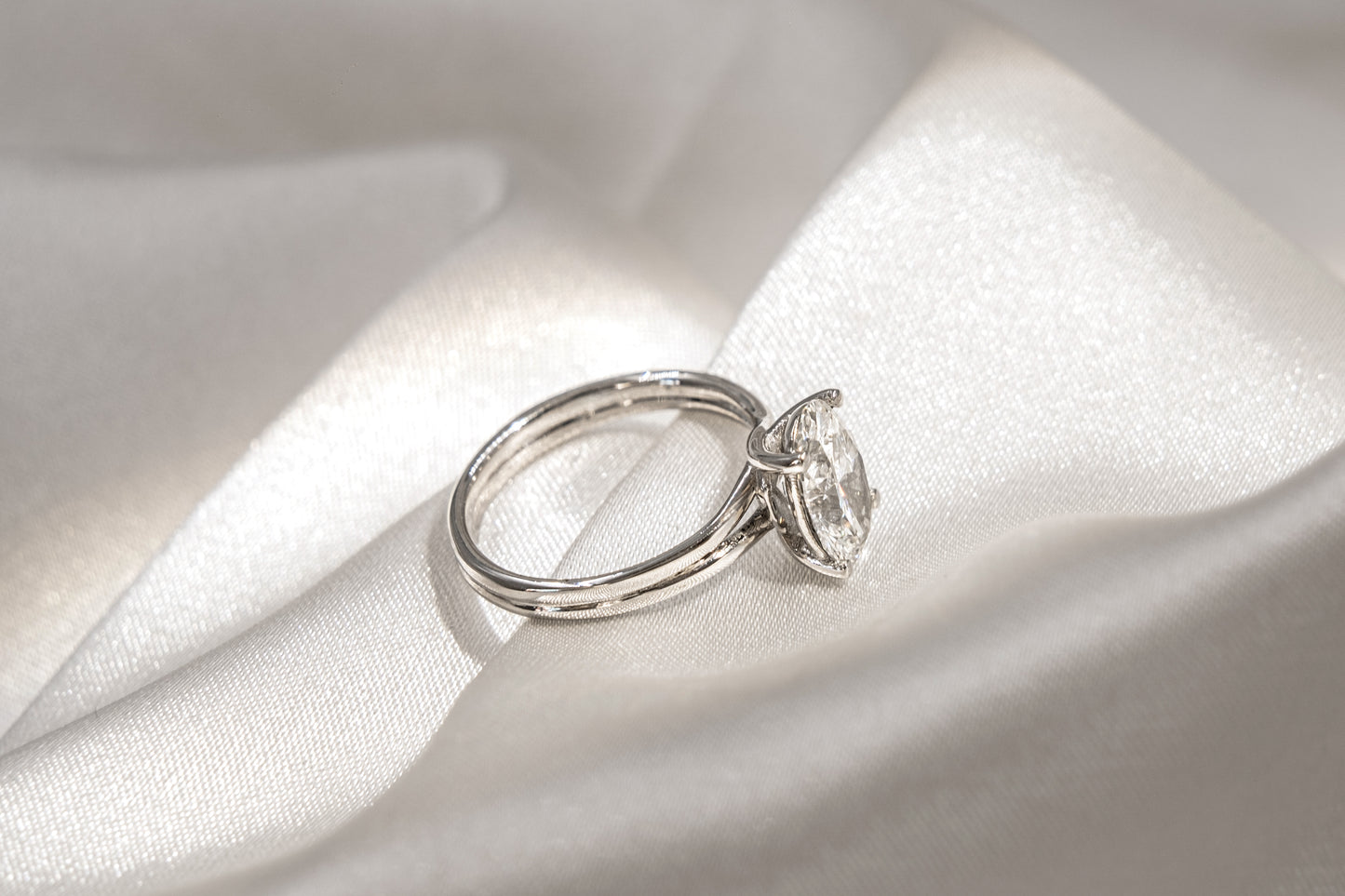 Anillo Diamante Oval y Argolla Convergente