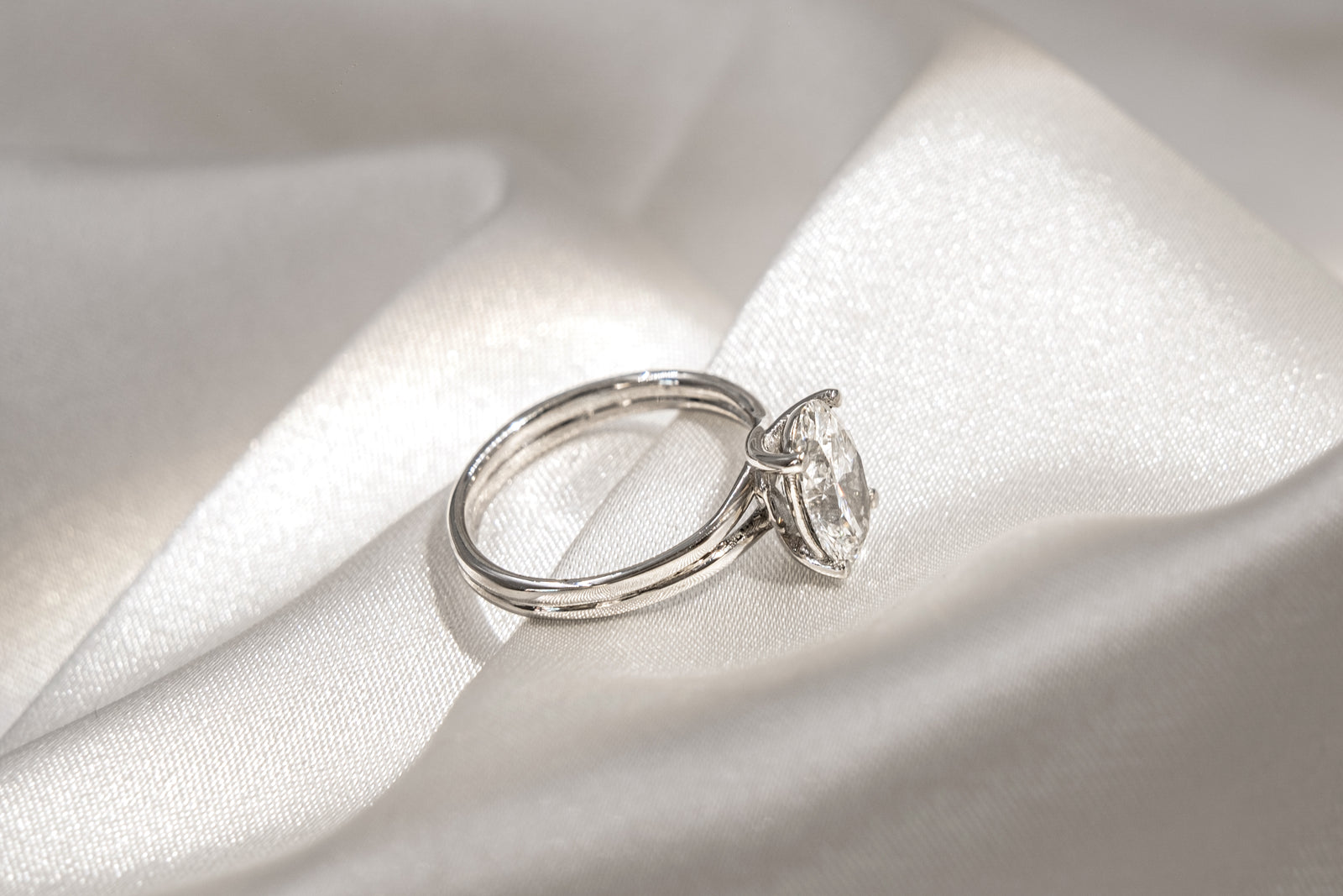 Anillo Diamante Oval y Argolla Convergente