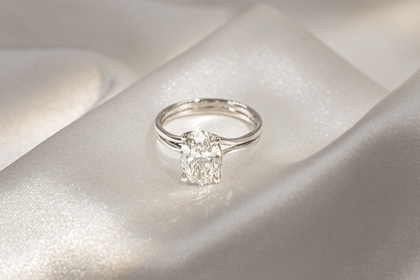 Anillo Diamante Oval y Argolla Convergente