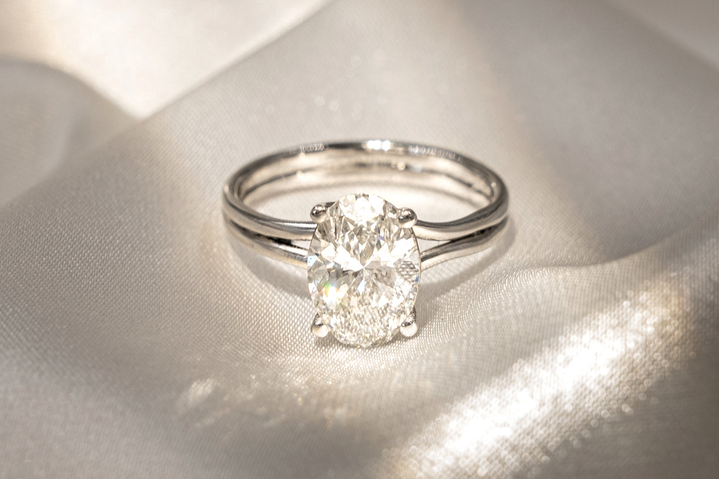 Anillo Diamante Oval y Argolla Convergente