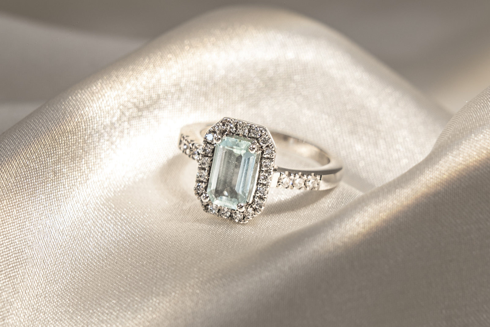 Anillo Aguamarina y Halo Diamantes