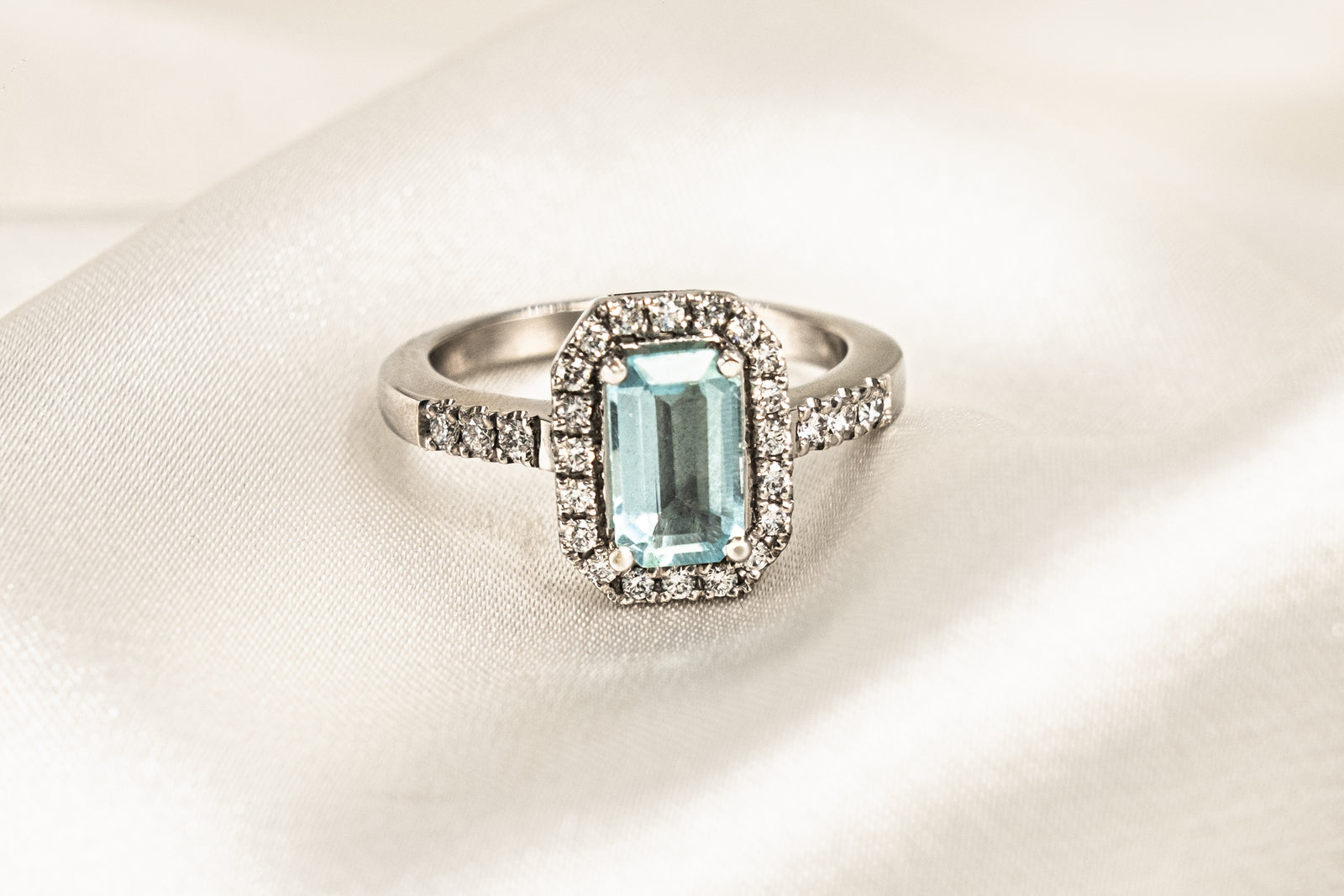 Anillo Aguamarina y Halo Diamantes