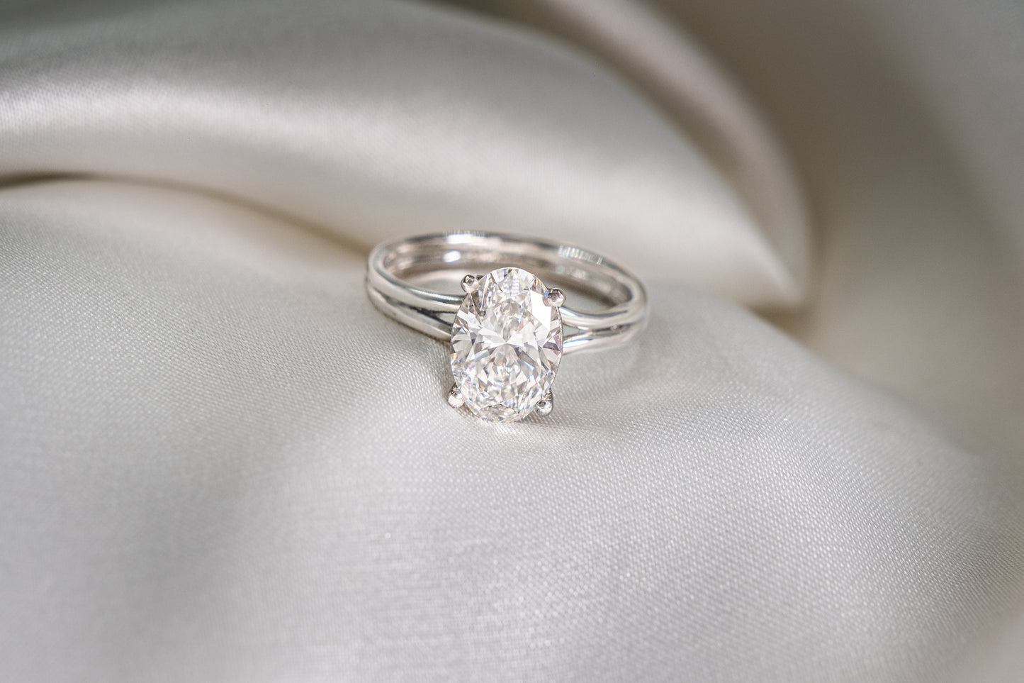 Anillo Diamante Oval y Argolla Convergente