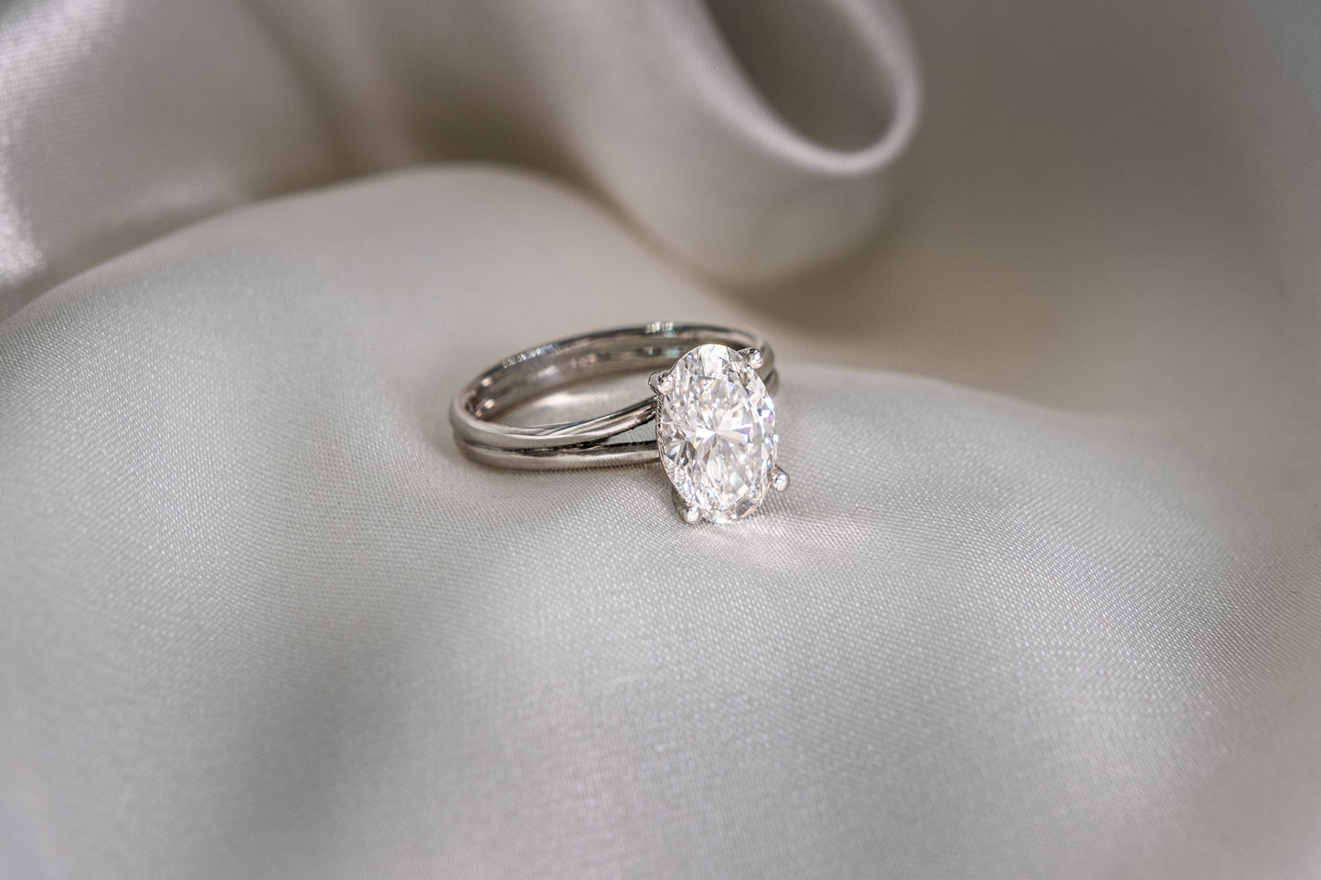 Anillo Diamante Oval y Argolla Convergente