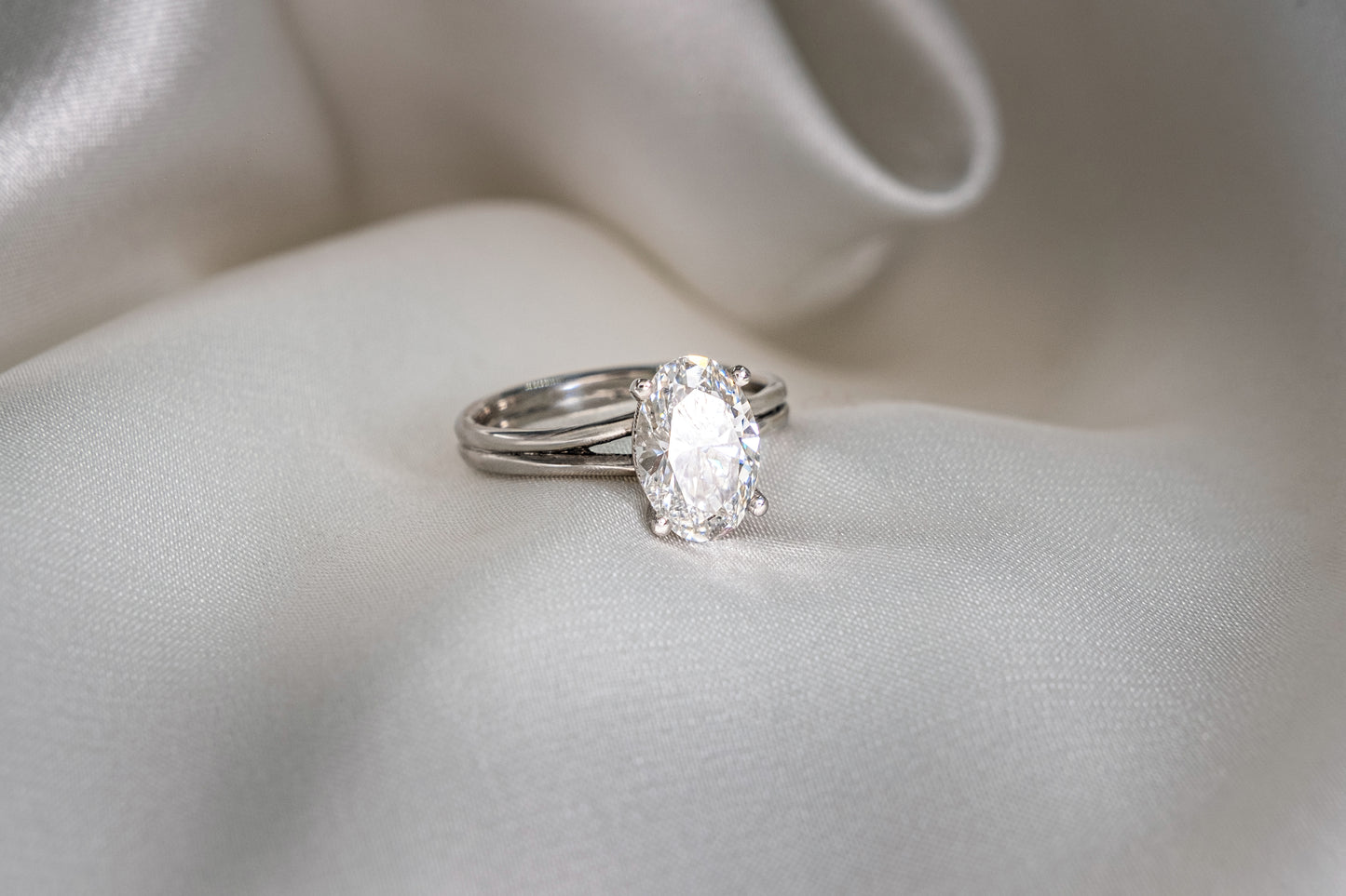 Anillo Diamante Oval y Argolla Convergente
